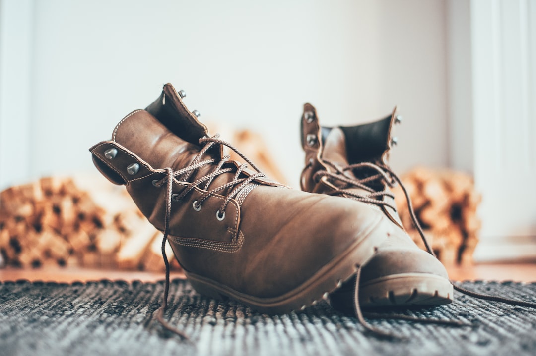 Đôi giày cần được làm khô sau khi đi mưa